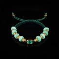 Pulsera Macramé con Esmeralda y Cuentas Jade Oro 18K sobre fondo negro