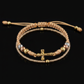Pulsera Macramé Dorada con Cruz Oro 18K fondo negro