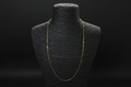 Cadena fina en oro 18k en busto negro