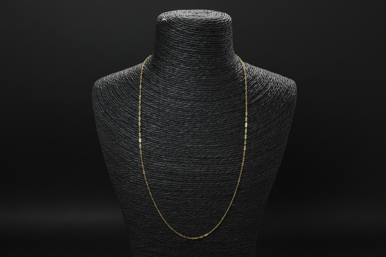Cadena fina en oro 18k en busto negro