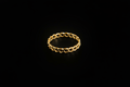 Anillo tejido cubano en oro 18k con fondo negro