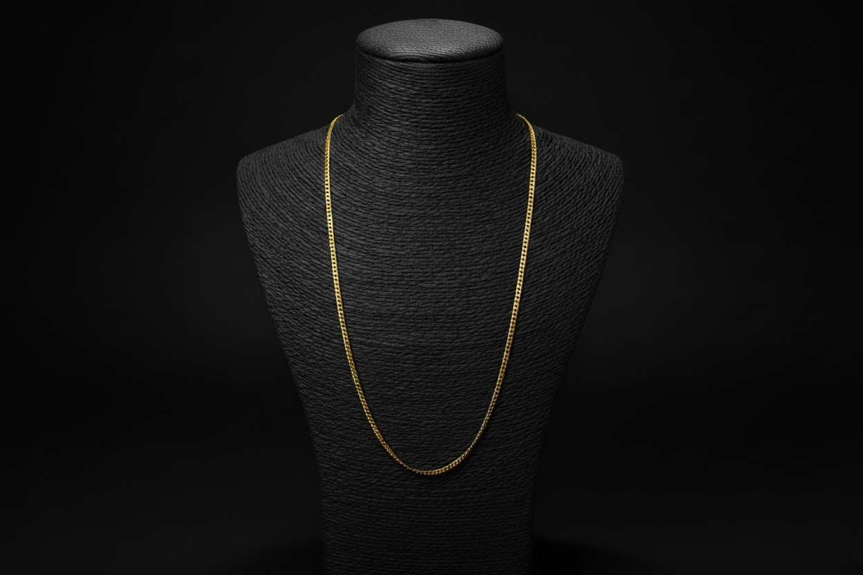 Cadena tejido cubano italiana en oro 18k en busto negro