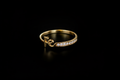 Anillo letras con zircones en oro 18k con fondo negro