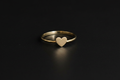 Anillo corazón en oro 18k con fondo negro