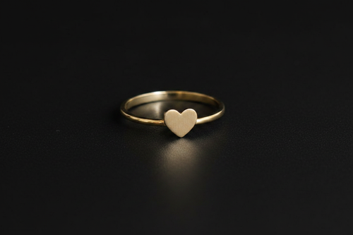 Anillo corazón en oro 18k con fondo negro