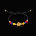 Pulsera Macramé Tricolor Colombia con Balón Oro 18K fondo negro