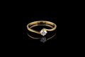 Anillo solitario con zirconía en oro 18k con fondo negro