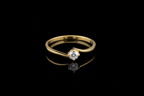 Anillo solitario con zirconía en oro 18k con fondo negro